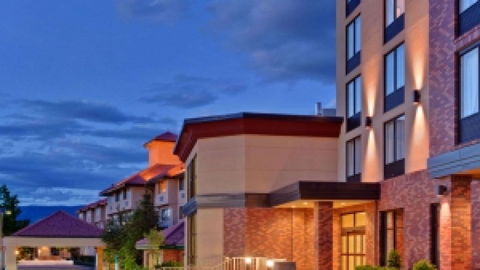 Kanata Kelowna Hotel & Conference Centre - exterior image
