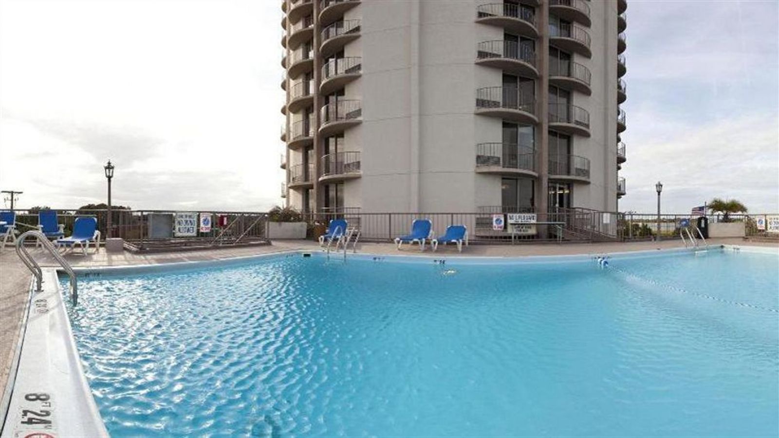 Holiday Inn Charleston Riverview - pool area
