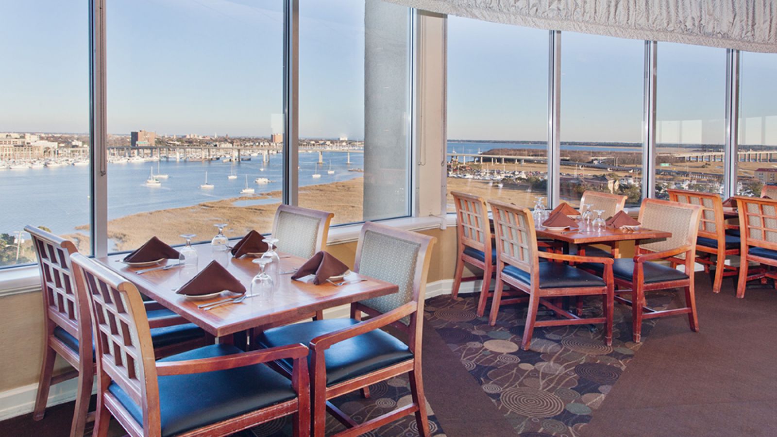 Holiday Inn Charleston Riverview - rooftop dining
