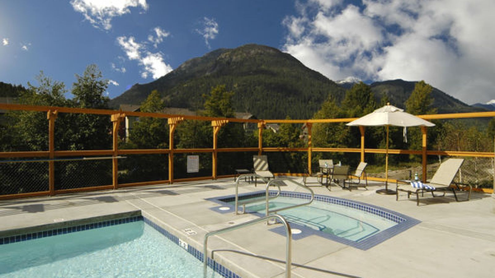 Pemberton Valley Lodge - patio and pool area