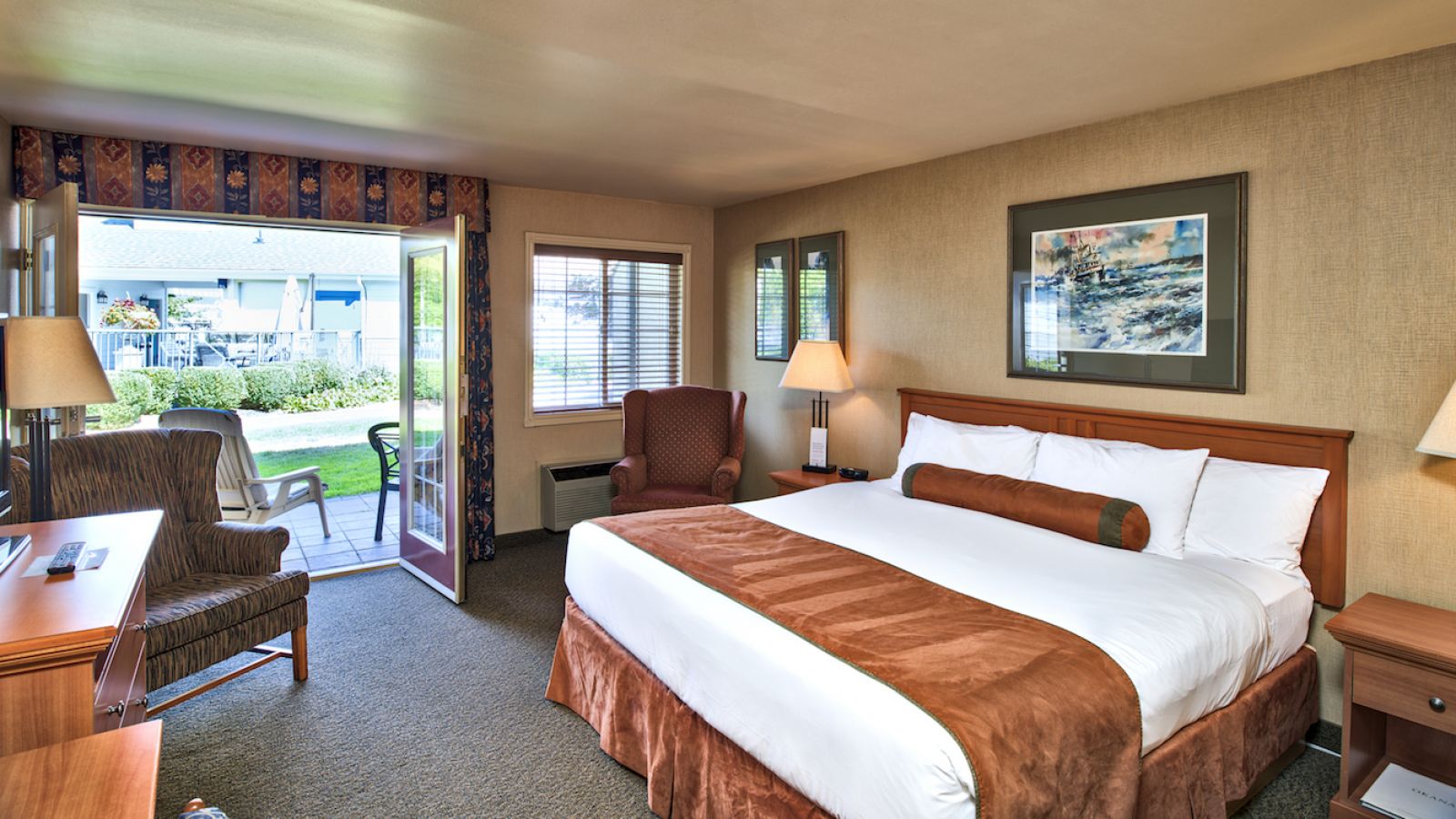 standard king room Ramada by Wyndham Penticton Hotel & Suites