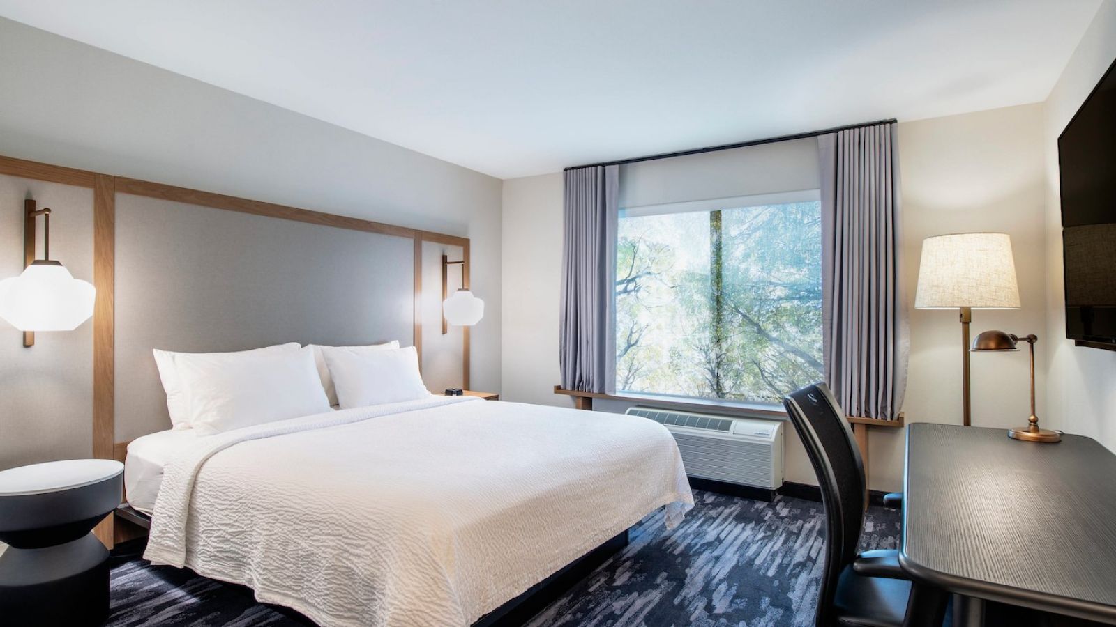 Enjoy complimentary Wi-Fi, a large flat-screen TV and a spacious work desk in our newly renovated king guest room