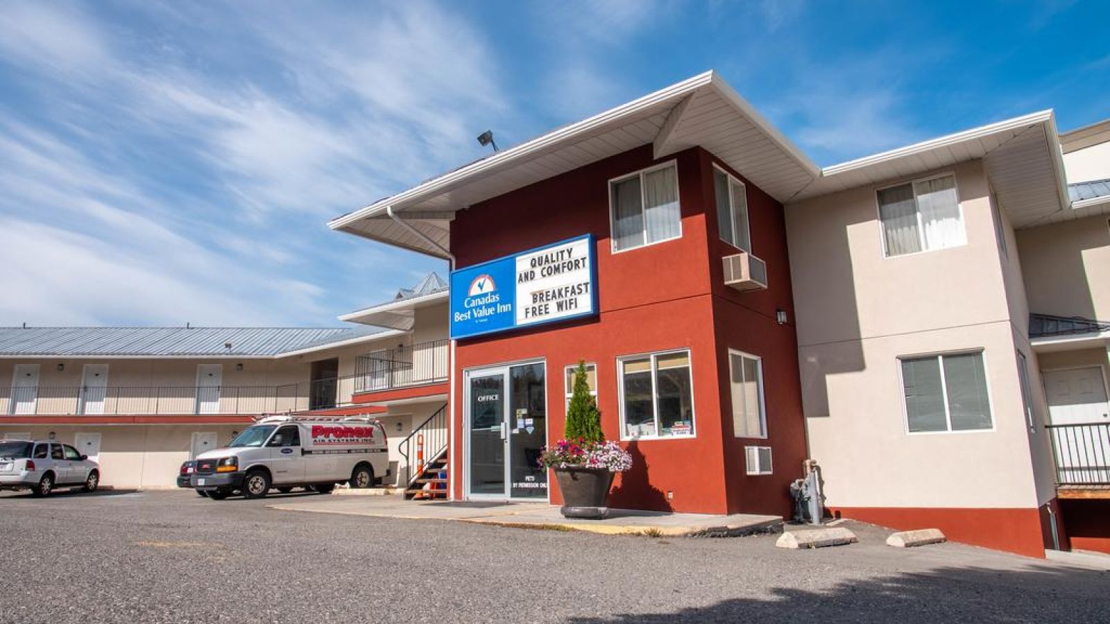 Front View - Canadas Best Value Inn & Suites Kamloops