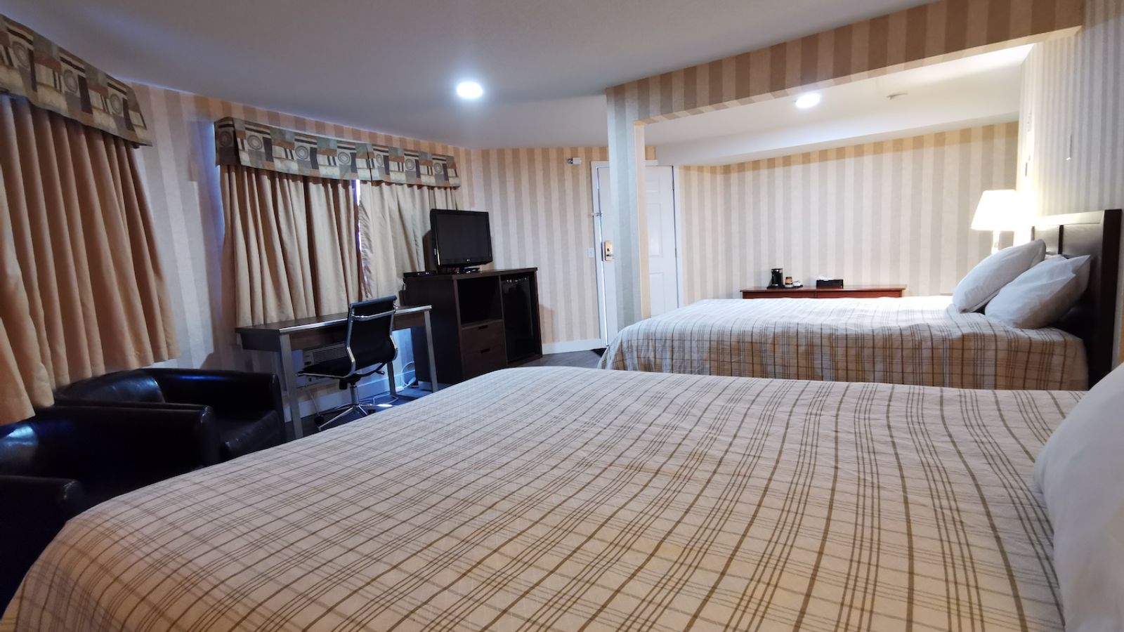 standard queen / queen room