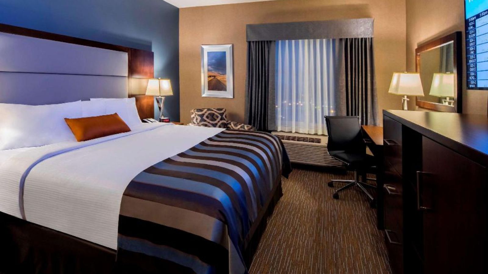 Standard King room at the Wingate by Wyndham Kamloops