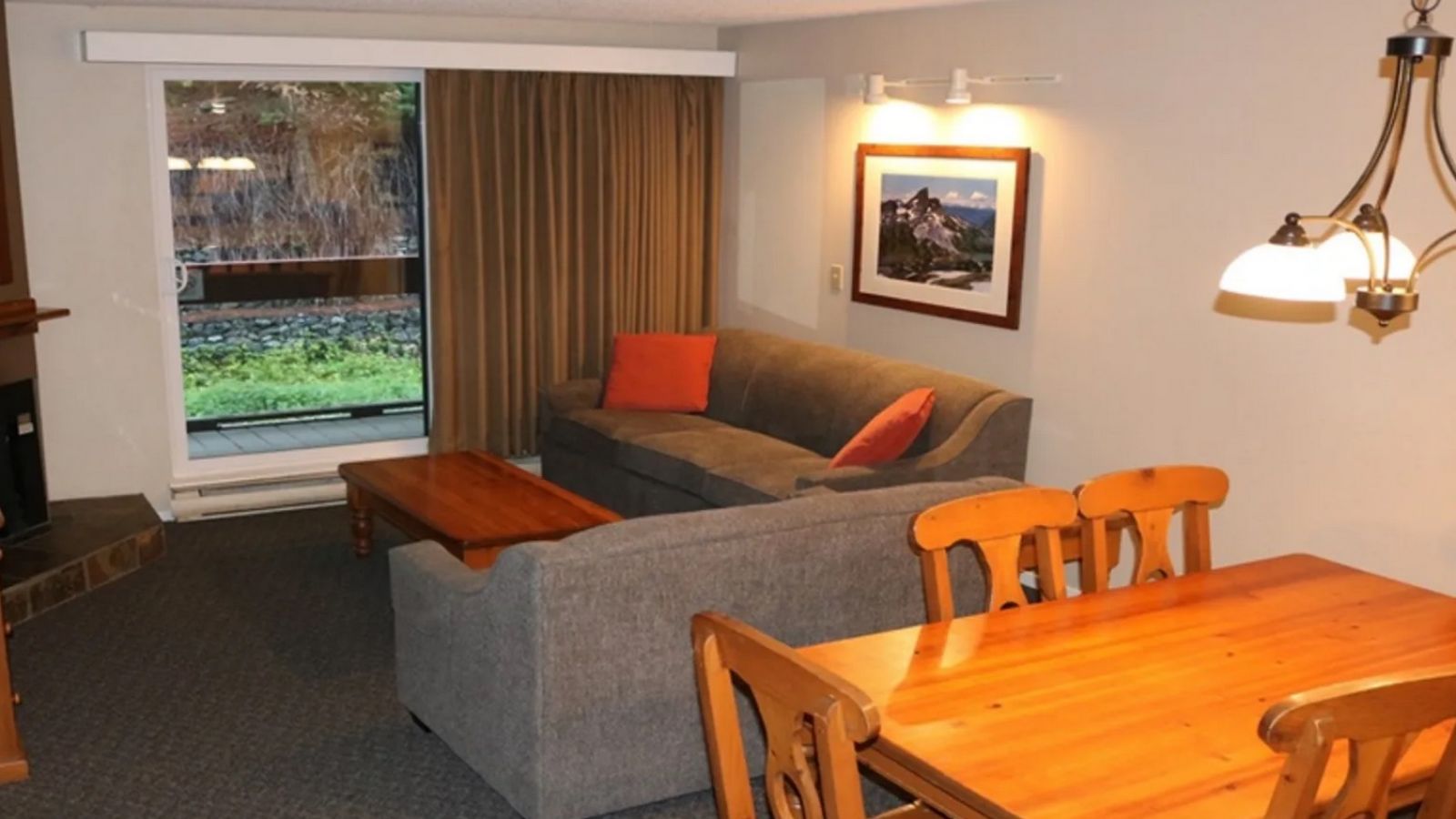 Tantalus Resort Lodge - living room